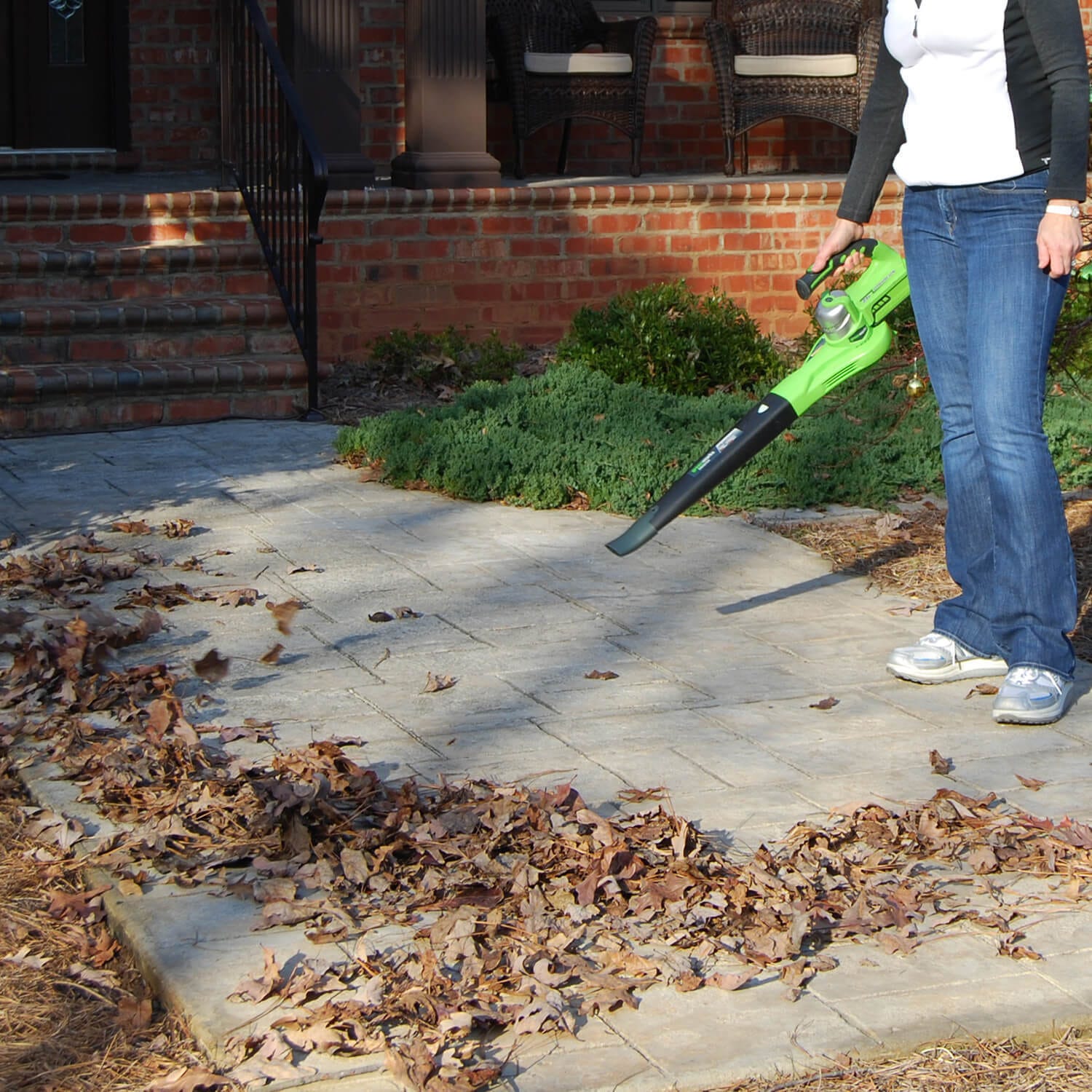 24V Cordless 135 CFM Leaf Blower / Sweeper w/ 2.0 Ah Battery